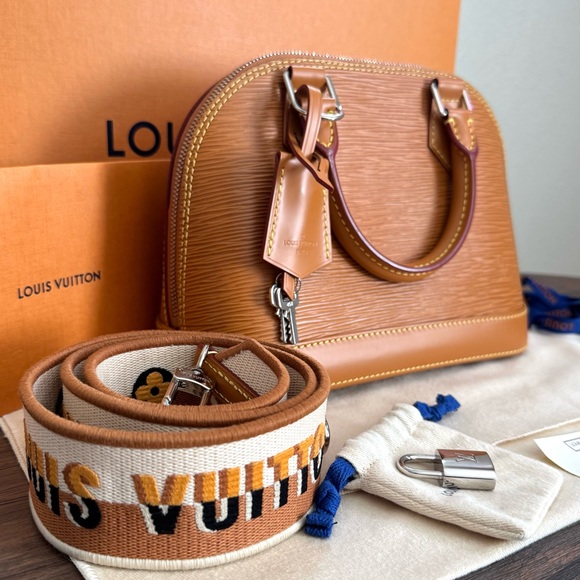 LOUIS VUITTON Epi Leather Alma BB on Strap - Picture 3 of 10